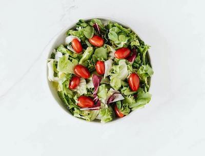 piatto di insalata verde con diverse verdure fresche