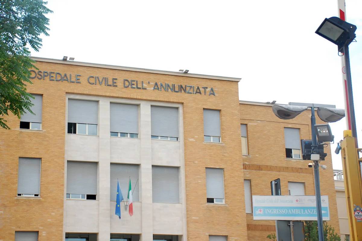 Cosenza, fratellini di 2 e 4 anni in ospedale con fratture e segni di botte: indagate la mamma e la nonna