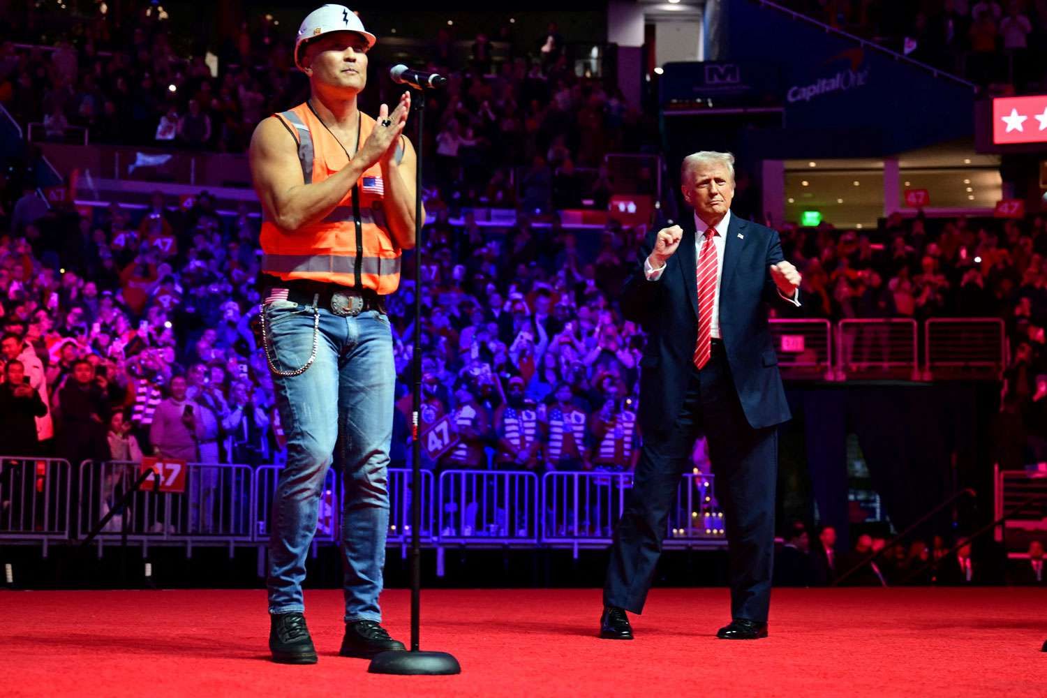 Donald Trump balla Ymca con i Village People: «Fermerò l’invasione dei migranti» – Il video