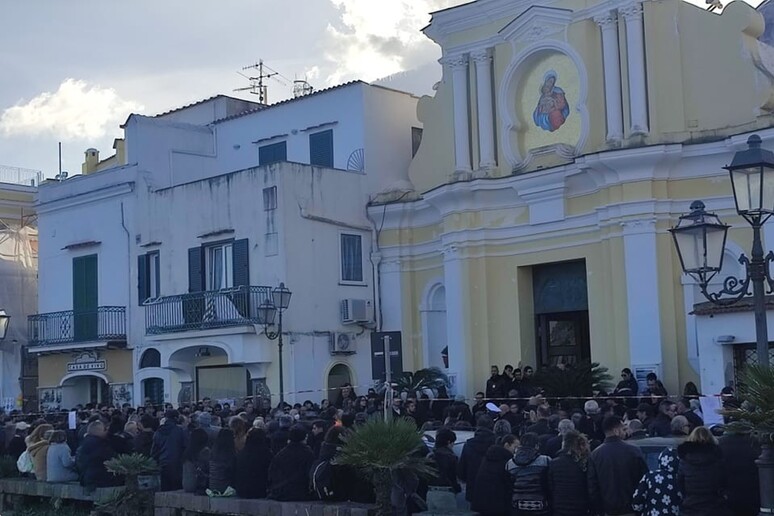 https://static.open.online/wp-content/uploads/2025/01/ischia-barano-chiesa.jpg