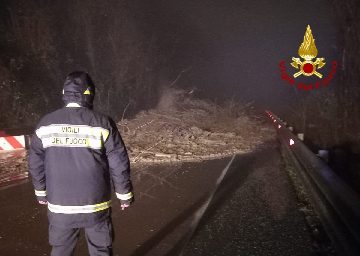 maltempo liguria frana travolge auto ferito