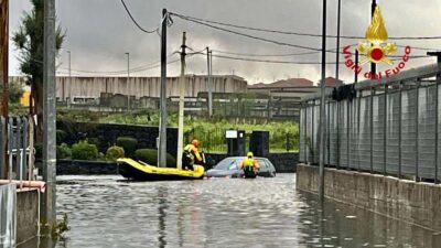 maltempo sicilia catania calabria sardegna salvataggio gommone video