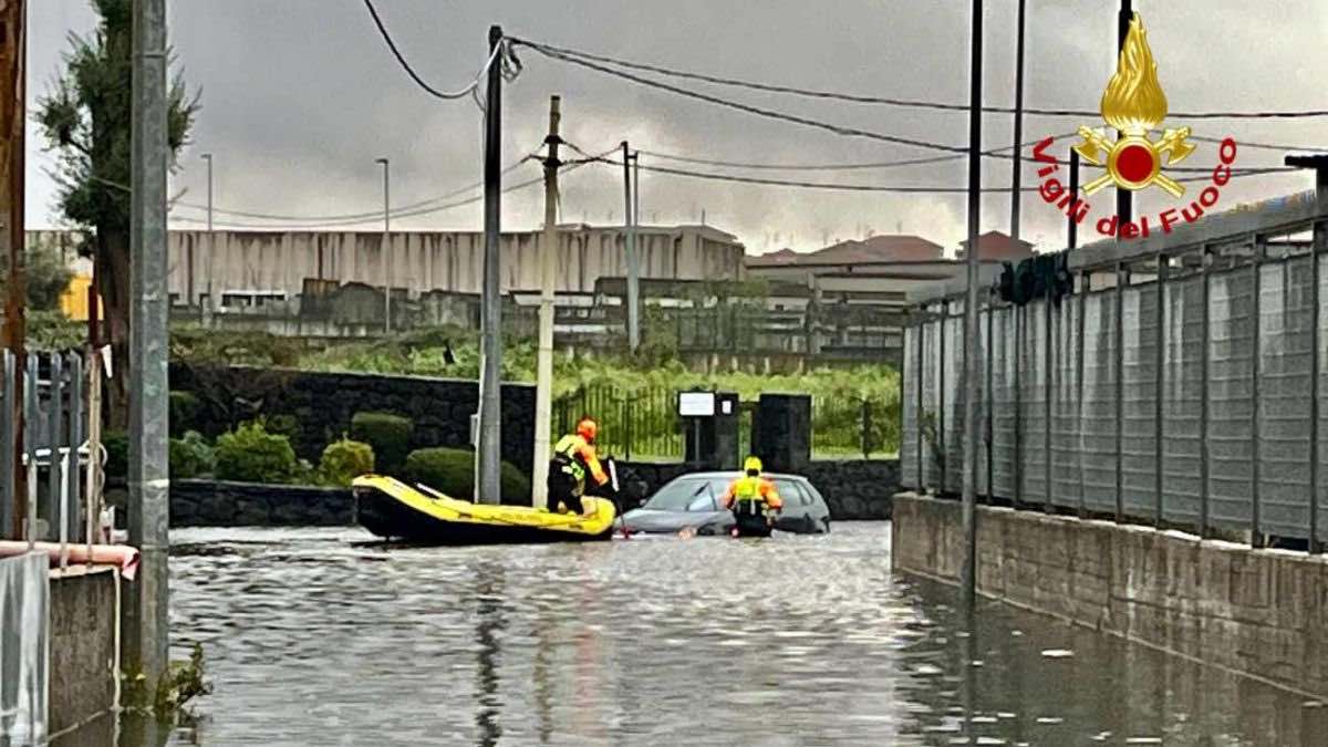 Maltempo in Sicilia, a Catania un uomo resta intrappolato nell’auto sommersa. Domani allerta arancione in Calabria e rossa in Sardegna – Il video