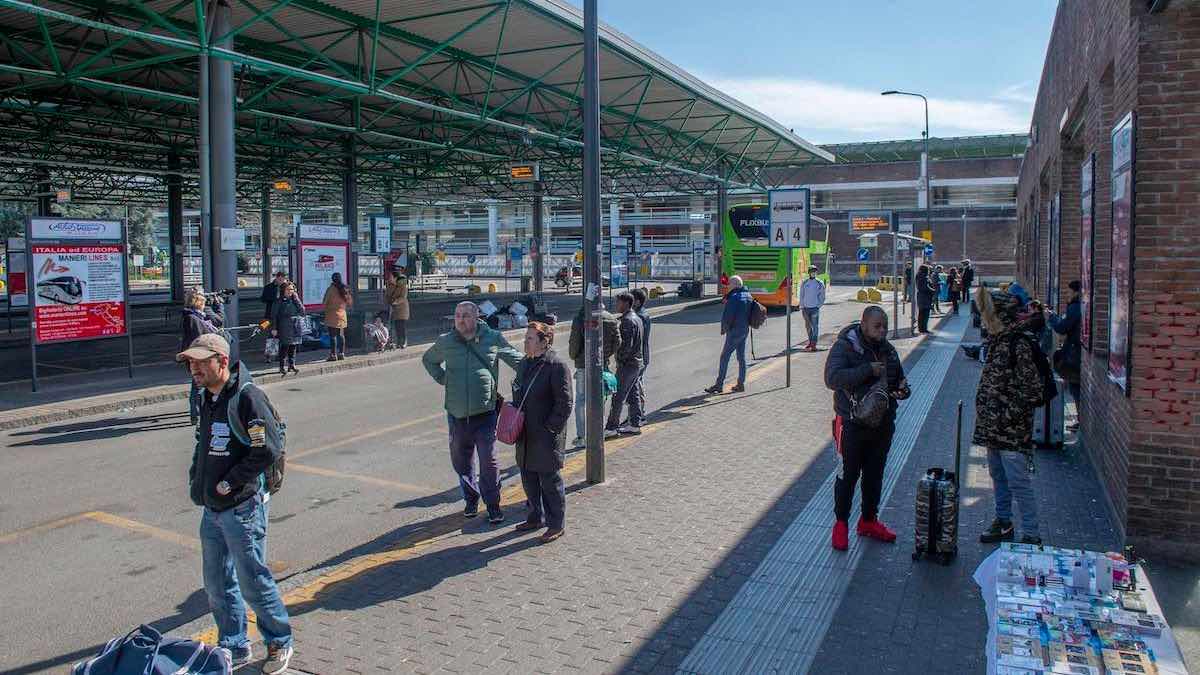 milano traffico illegale migranti stazione bus lampugnano inchiesta