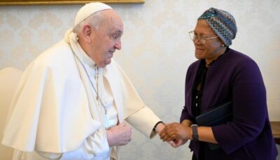 papa francesco caduta santa marta avambraccio