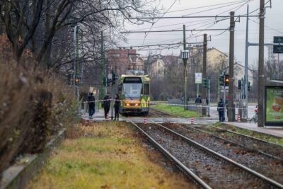 milano uomo investito tram mistero