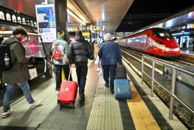 Viaggiatori sulla banchina verso il treno