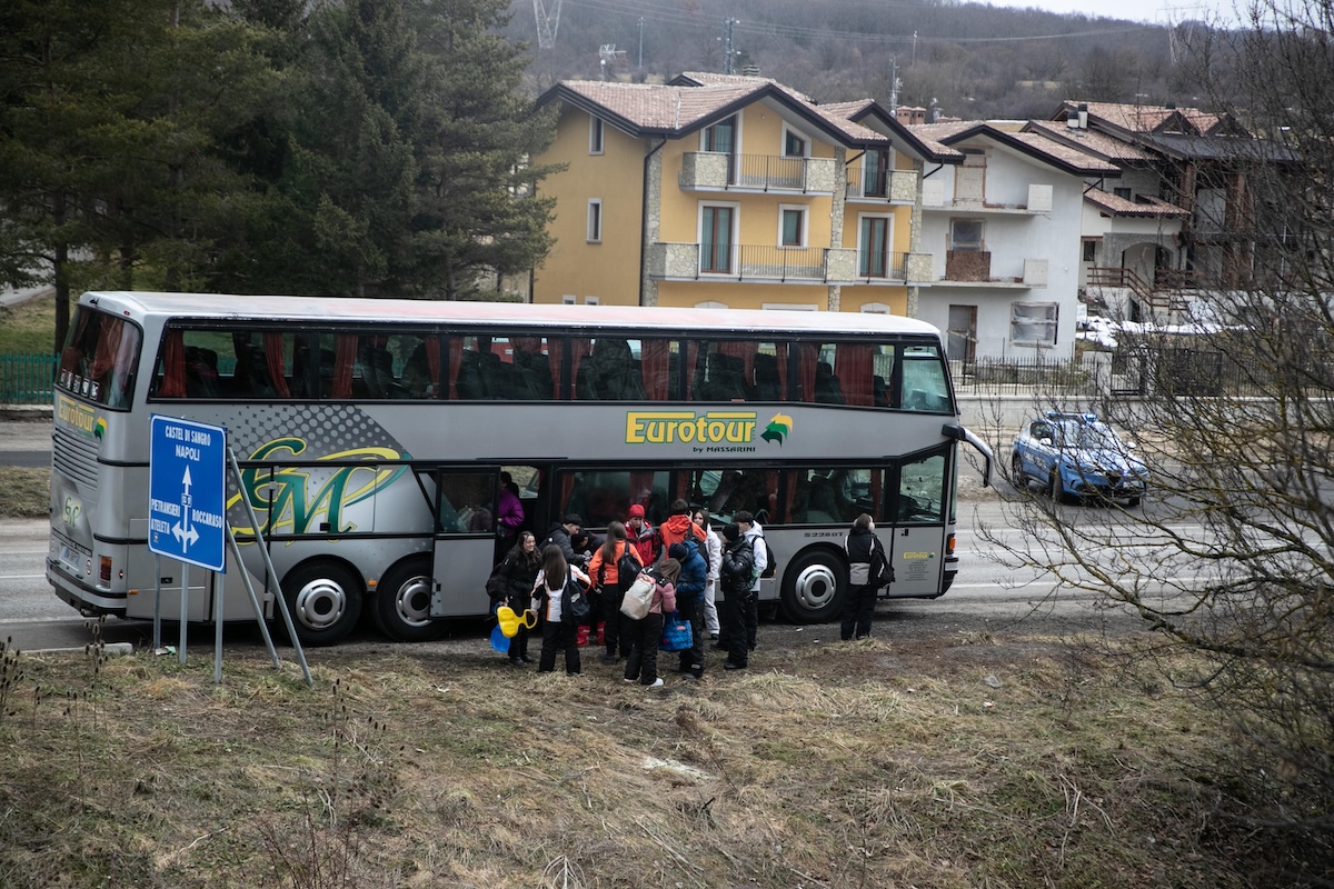 Controlli sui bus e poca neve, a Roccaraso sfuma l’effetto TikTok: «Arrivati in 9mila». E a Ovindoli solo 10 pullman