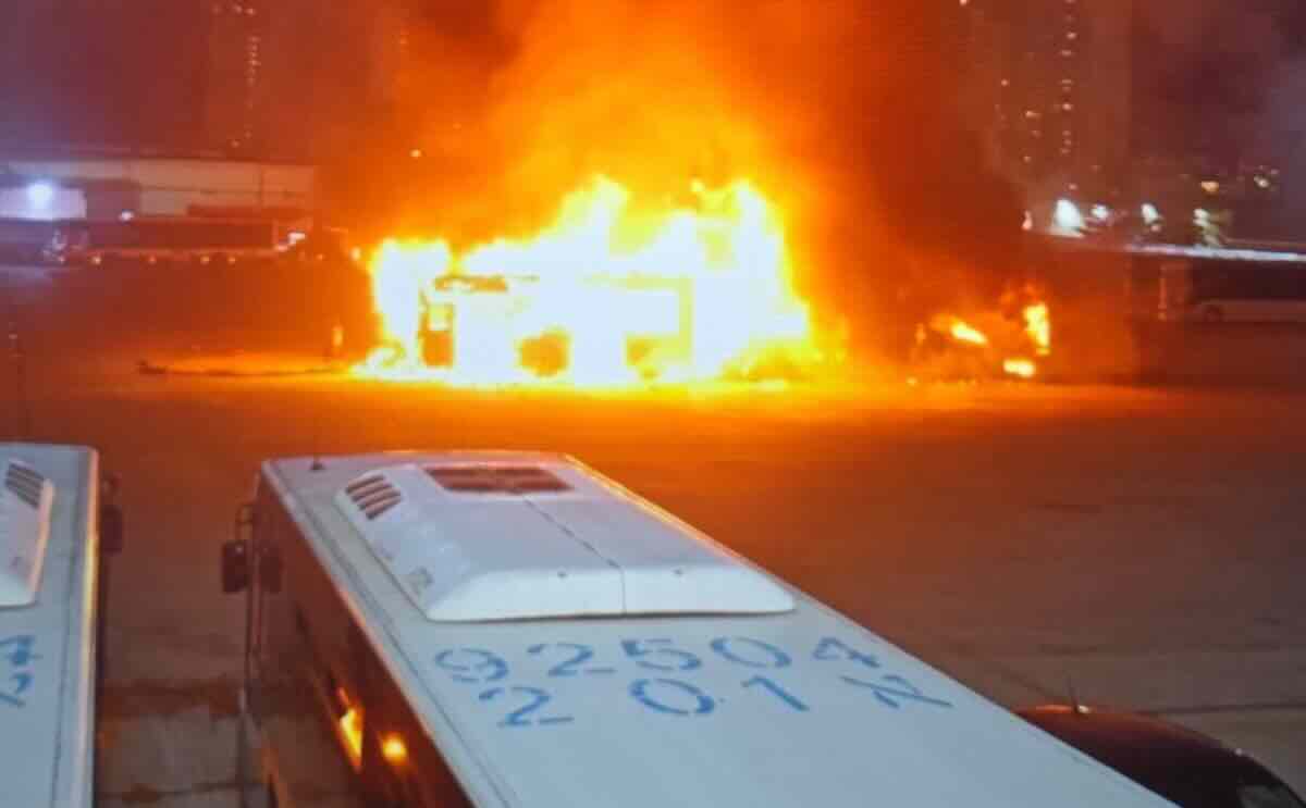 Israele, esplosioni a catena sui bus: stop ai trasporti pubblici in tutto il Paese, è caccia all’uomo – Il video