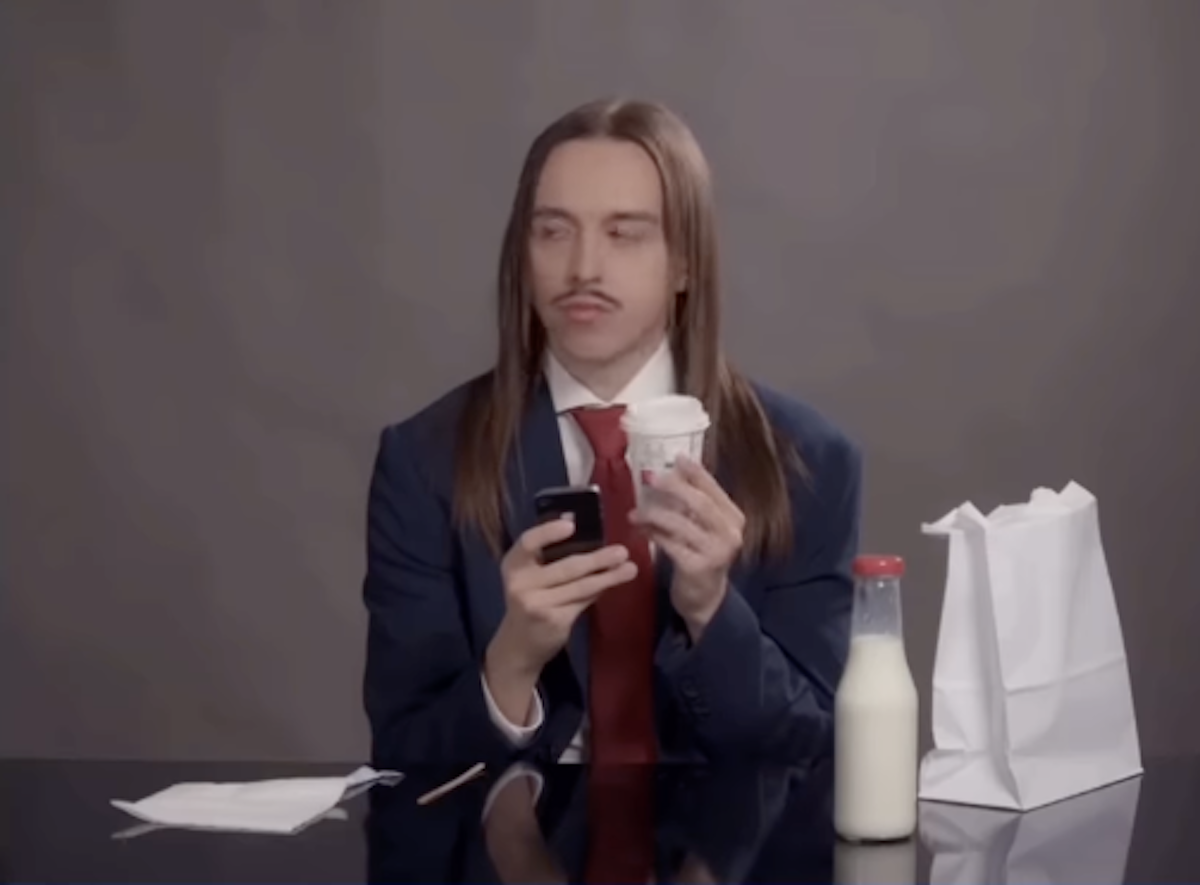 È polemica per il brano “Espresso Macchiato” di Tommy Cash. Centinaio (Lega): «Chi insulta l’Italia deve restare fuori dall’Eurovision»