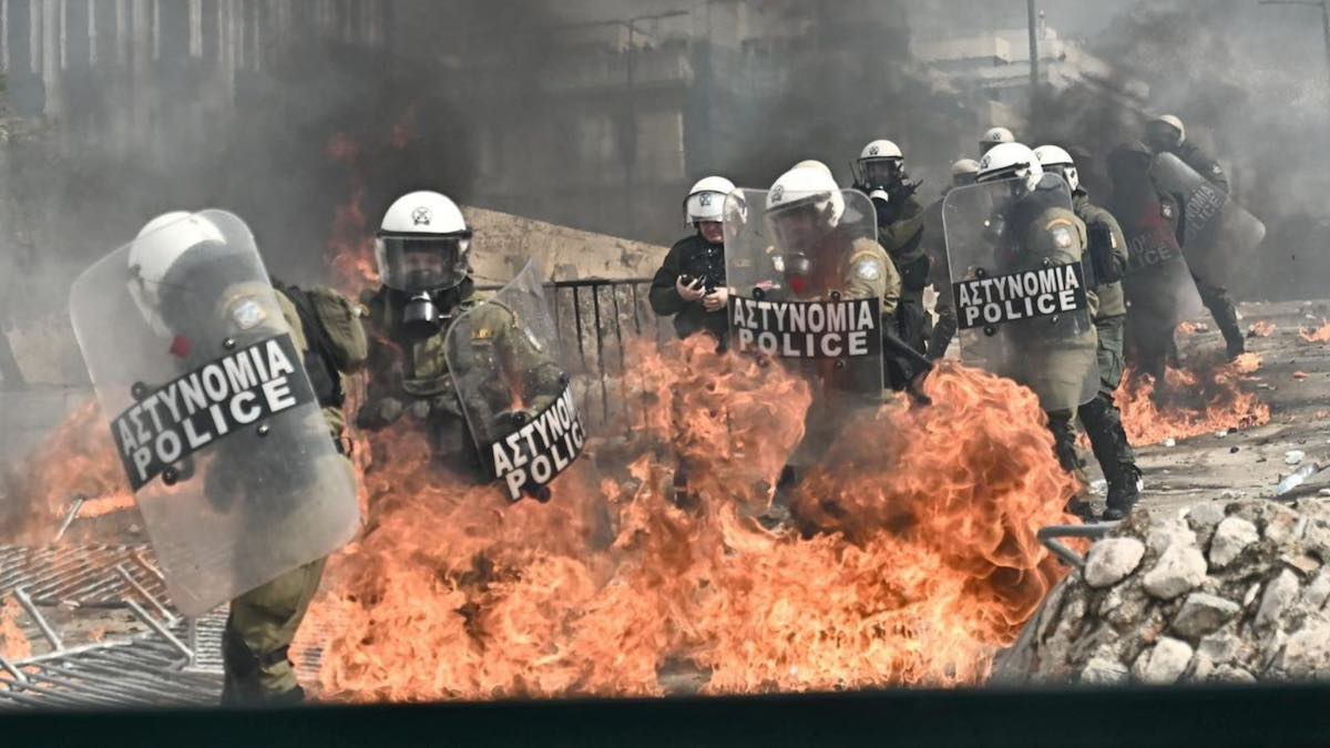 https://static.open.online/wp-content/uploads/2025/02/atene-scontri-parlamento-feriti-manifestazioni-incidente-ferroviario.jpg