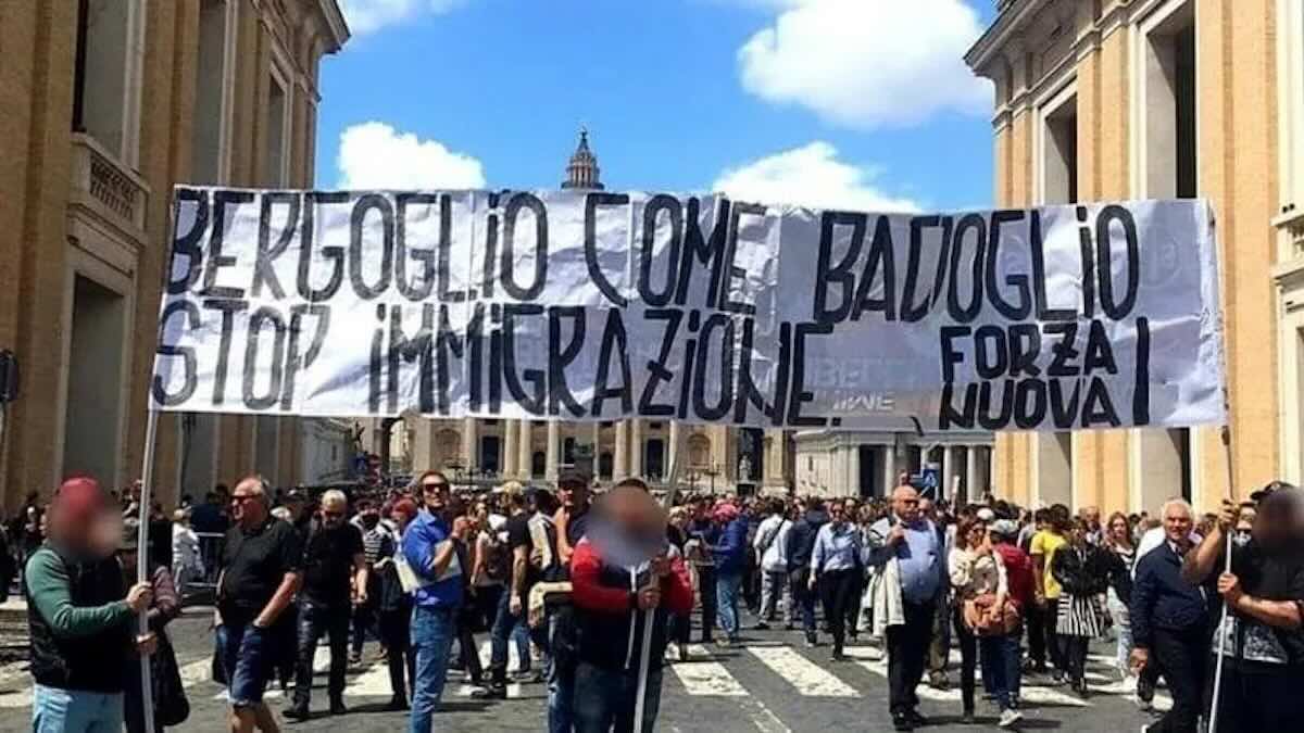 Striscione Bergoglio come Badoglio