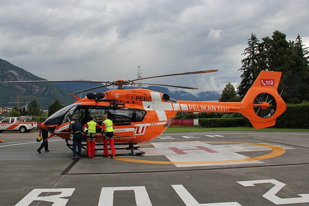 Bolzano, sciatrice trasferita d’urgenza in ospedale per un trauma cranico: nella giacca hashish e pasticche