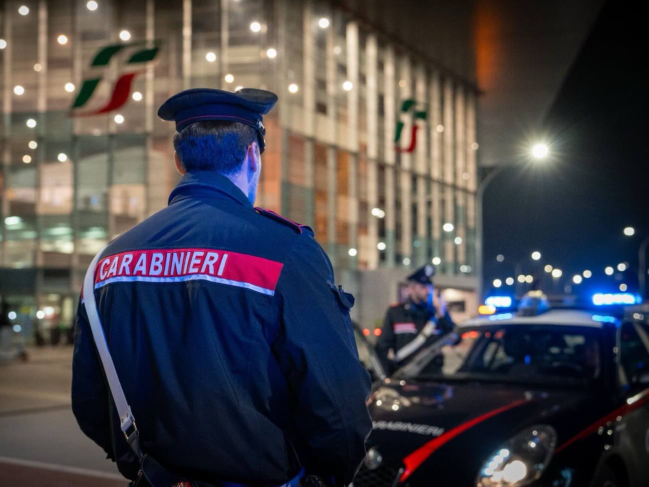 Consegne in minibus e rifugiati politici: ecco come la mafia albanese gestiva rider della droga a due passi dalla stazione di Roma Tiburtina – Il video