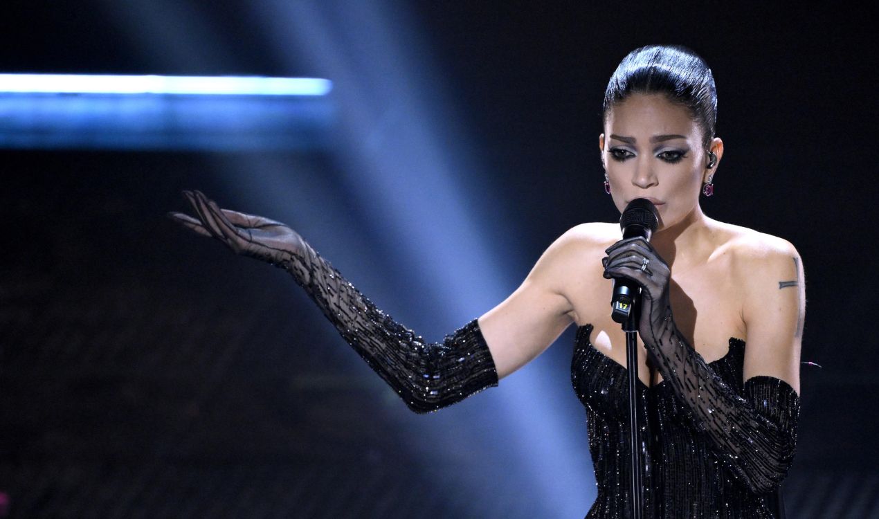 Sanremo 2025, bufera dietro le quinte: le voci su Elodie «inca***ta nera» dopo l’esibizione. Cosa è successo