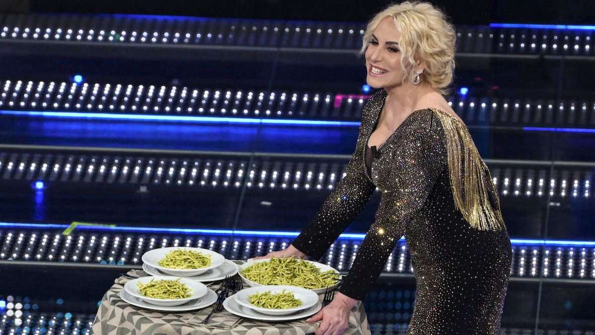 «Dato che so di sugo», l’autoironia di Antonella Clerici a Sanremo 2025 con le trofie al pesto – Il video