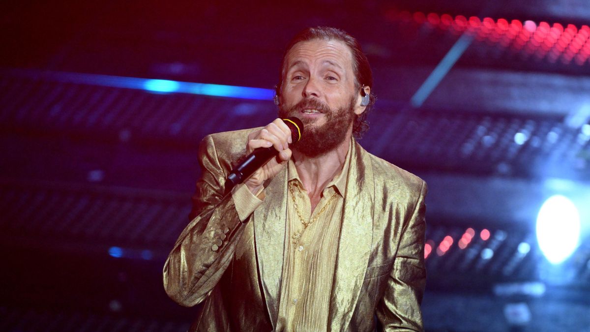 La caduta, i baci delle signore all’Ariston, l’annuncio di Tamberi: il «più lungo spettacolo» di Jovanotti a Sanremo 2025 – Il video