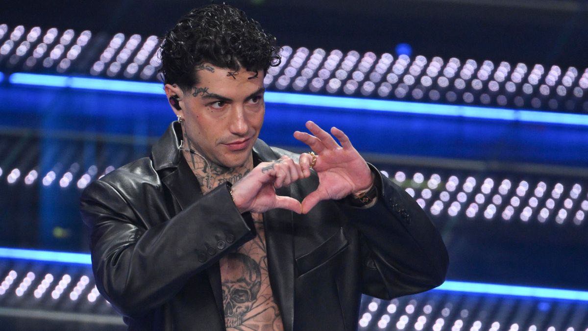 Sanremo 2025, Tony Effe si scopre: petto nudo e tatuaggi in vista dopo il cerone della prima serata – Il video