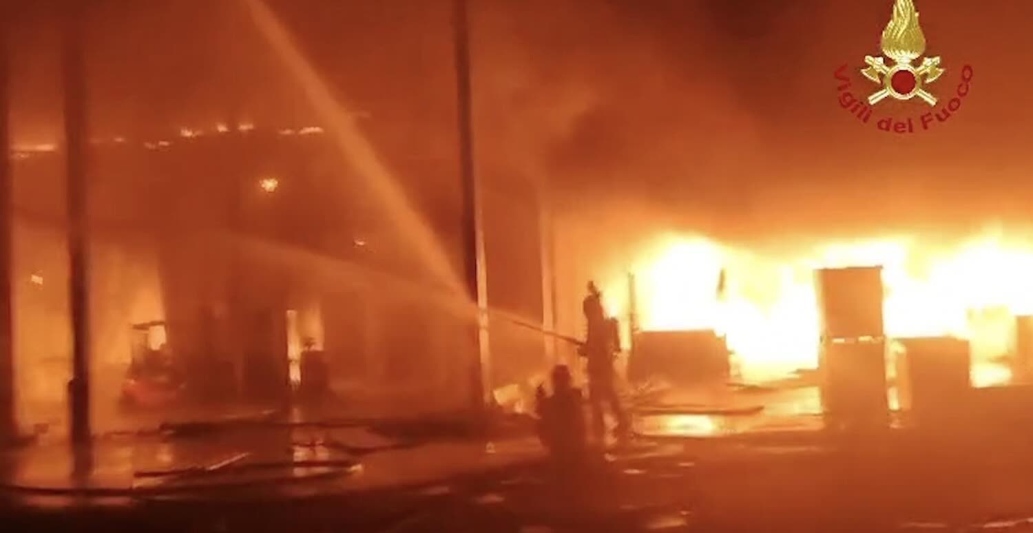 Maxi-incendio nello stabilimento Inalca a Reggio Emilia, il calore scioglie le tapparelle delle case: «Non uscite» – Il video