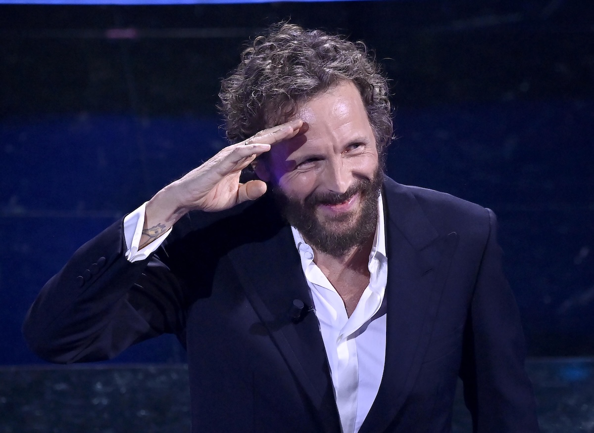 Jovanotti ascolta per la prima volta il suo nuovo brano in radio: «Riaccende tutto un frullatore che mi porto dentro» – Il video