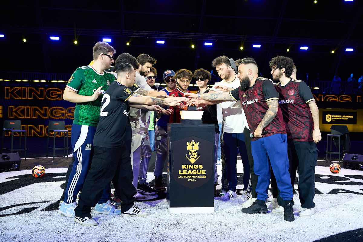 Kings League Italia, come funziona il torneo tra streamer con Fedez, Moggi e Ibra: le regole speciali, i playoff e chi gioca