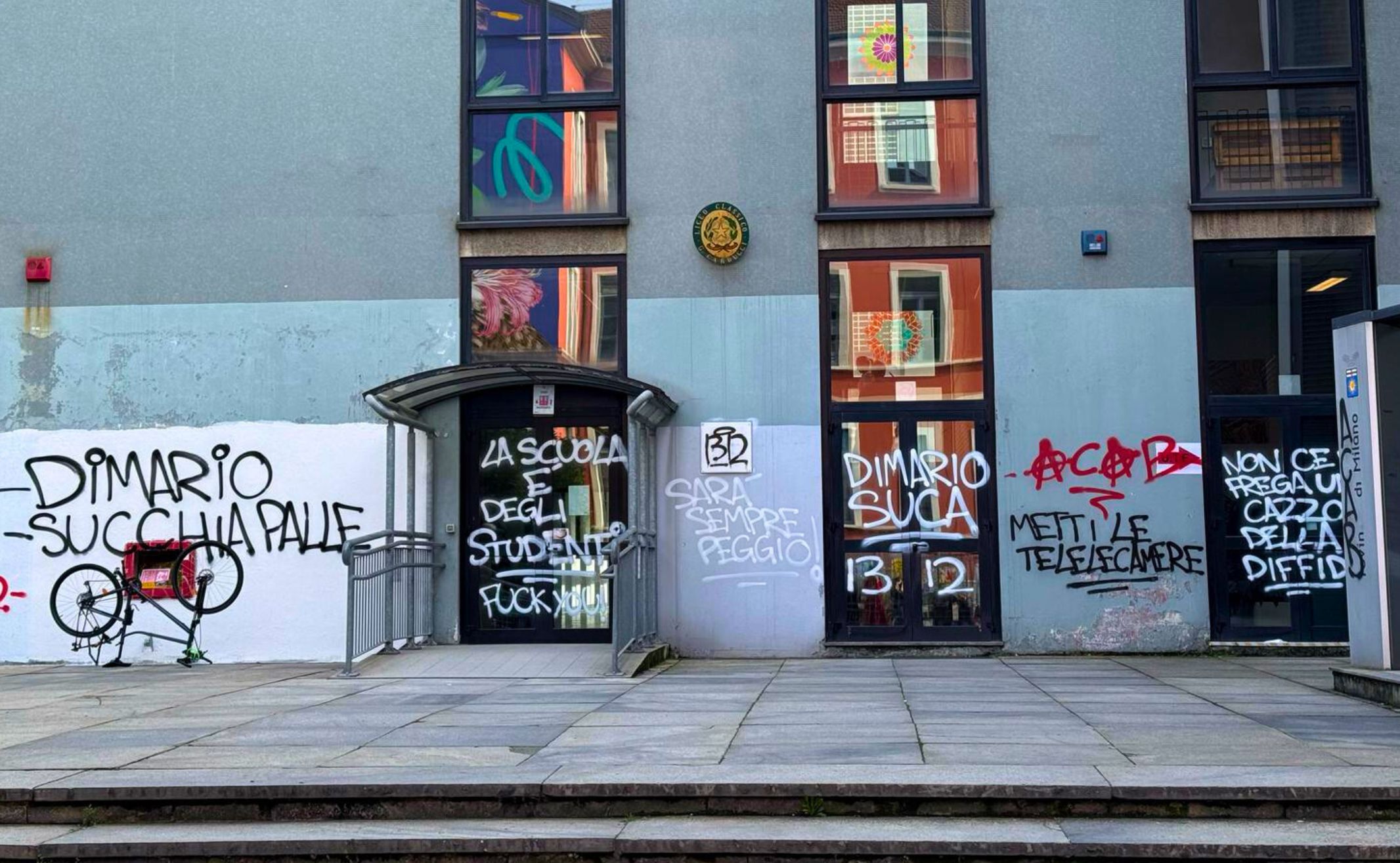 Milano, liceo imbrattato contro il preside. Gli studenti: «Un gesto violento di pochi». Convocato un consiglio d’istituto urgente – Il video