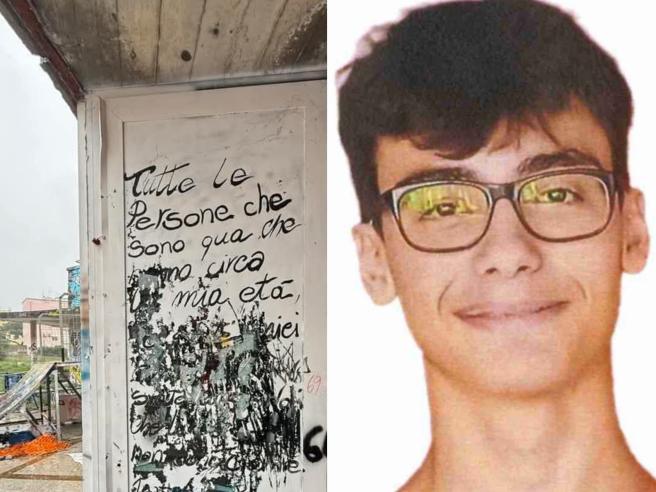 La storia di Mattia, suicida a 15 anni: «Deriso a scuola, lo prendevano in giro al telefono»