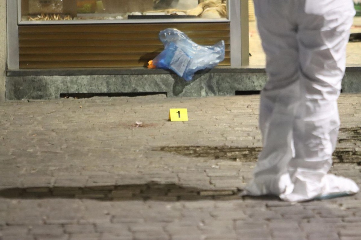 Milano, sparatoria in piazzale Gambara: un morto e un ferito gravissimo. Il  raid dal panettiere, il killer è in fuga - Open