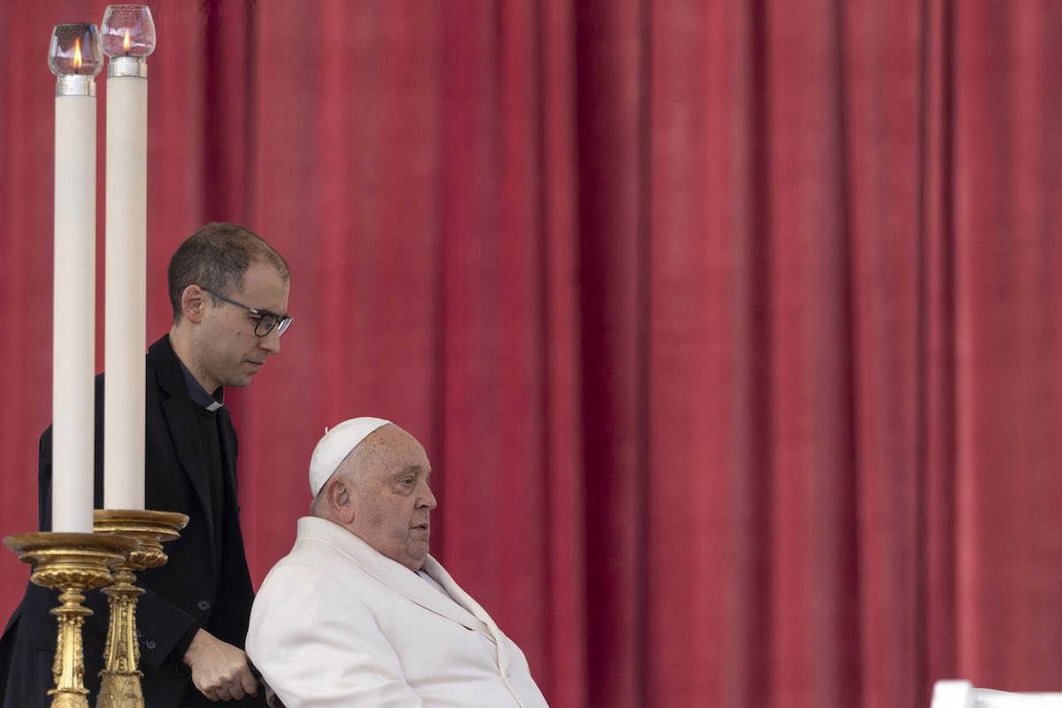 Papa Francesco si aggrava: «Ha avuto una crisi respiratoria, necessarie trasfusioni di sangue». Ora è in prognosi riservata