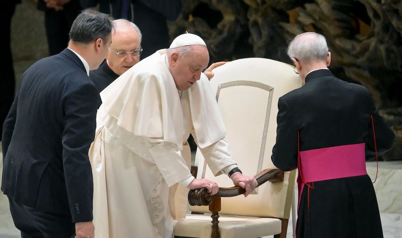 Papa Francesco ricoverato al Gemelli: «Ha un’infezione alle vie respiratorie, condizioni cliniche discrete»