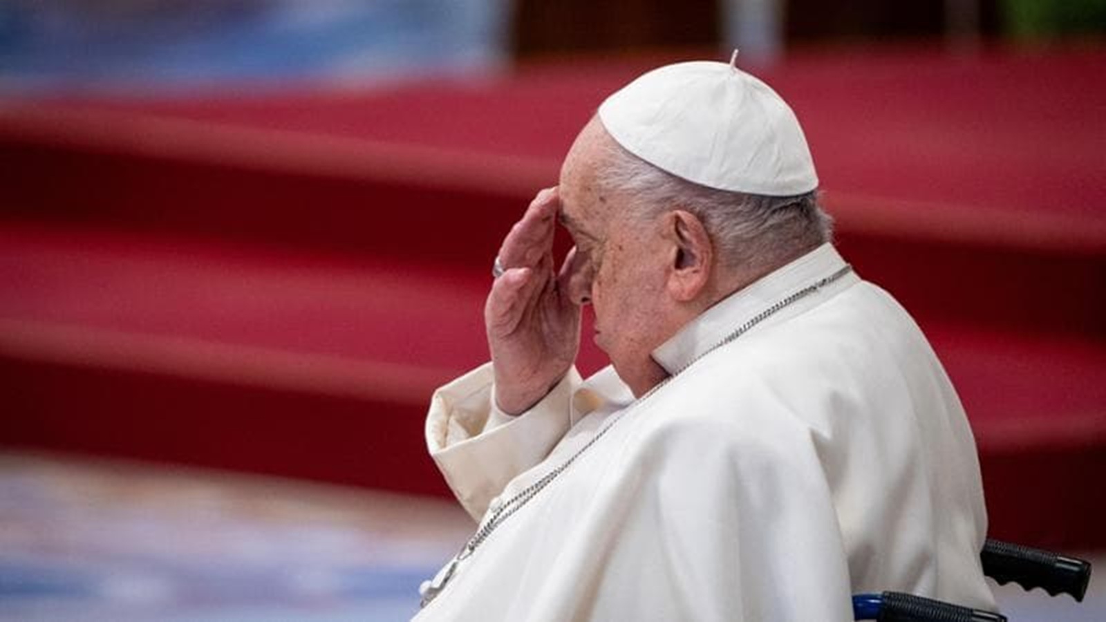 Papa Francesco, altre due crisi respiratorie: «Ancora con ventilazione meccanica». La prognosi resta riservata