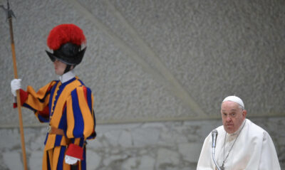 papa francesco interrompe omelia difficolta respiro