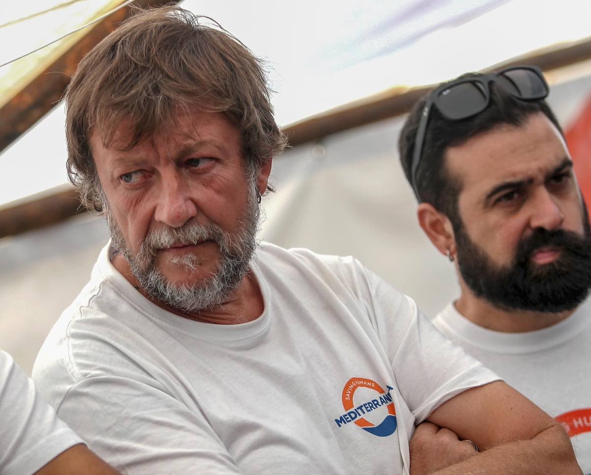 Luca Casarini e quelle ombre tra spionaggio di Stato e caso Almasri: «Colpiscono i testimoni dei crimini in Libia, è regime»