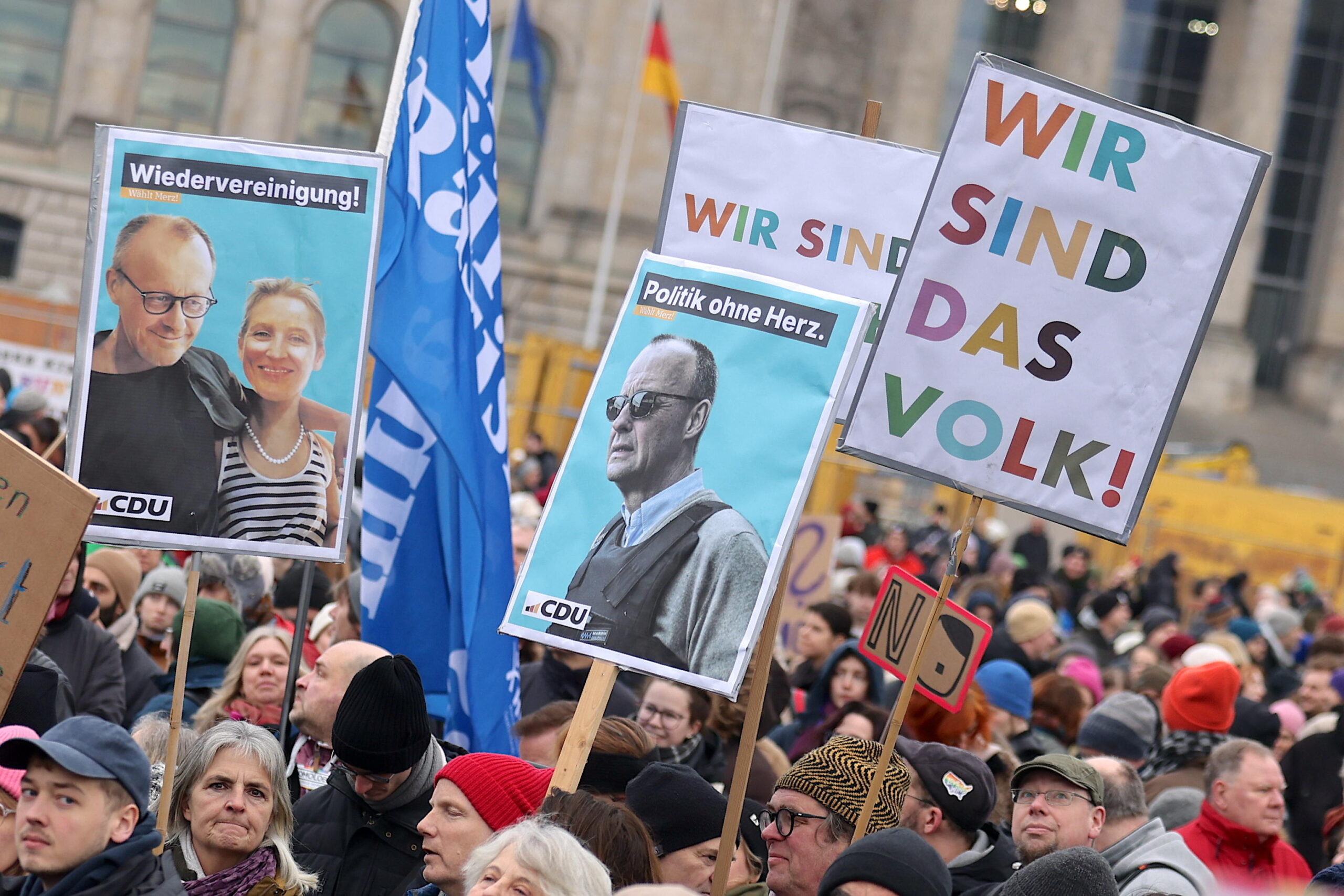 Germania, la marcia dei 250mila contro l’AfD. Ma nei sondaggi l’estrema destra cresce ancora