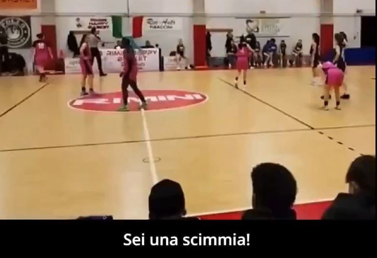 Stangata alla mamma-tifosa di Rimini, scatta il Daspo di 2 anni per gli insulti razzisti alla giocatrice di basket – Il video