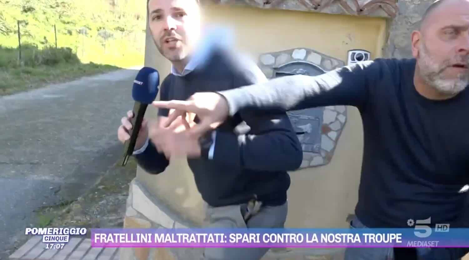 Spari contro l’inviato di Pomeriggio 5 a Cosenza, paura sotto casa del papà dei fratellini maltrattati: «Ci hanno sparato!» – Il video