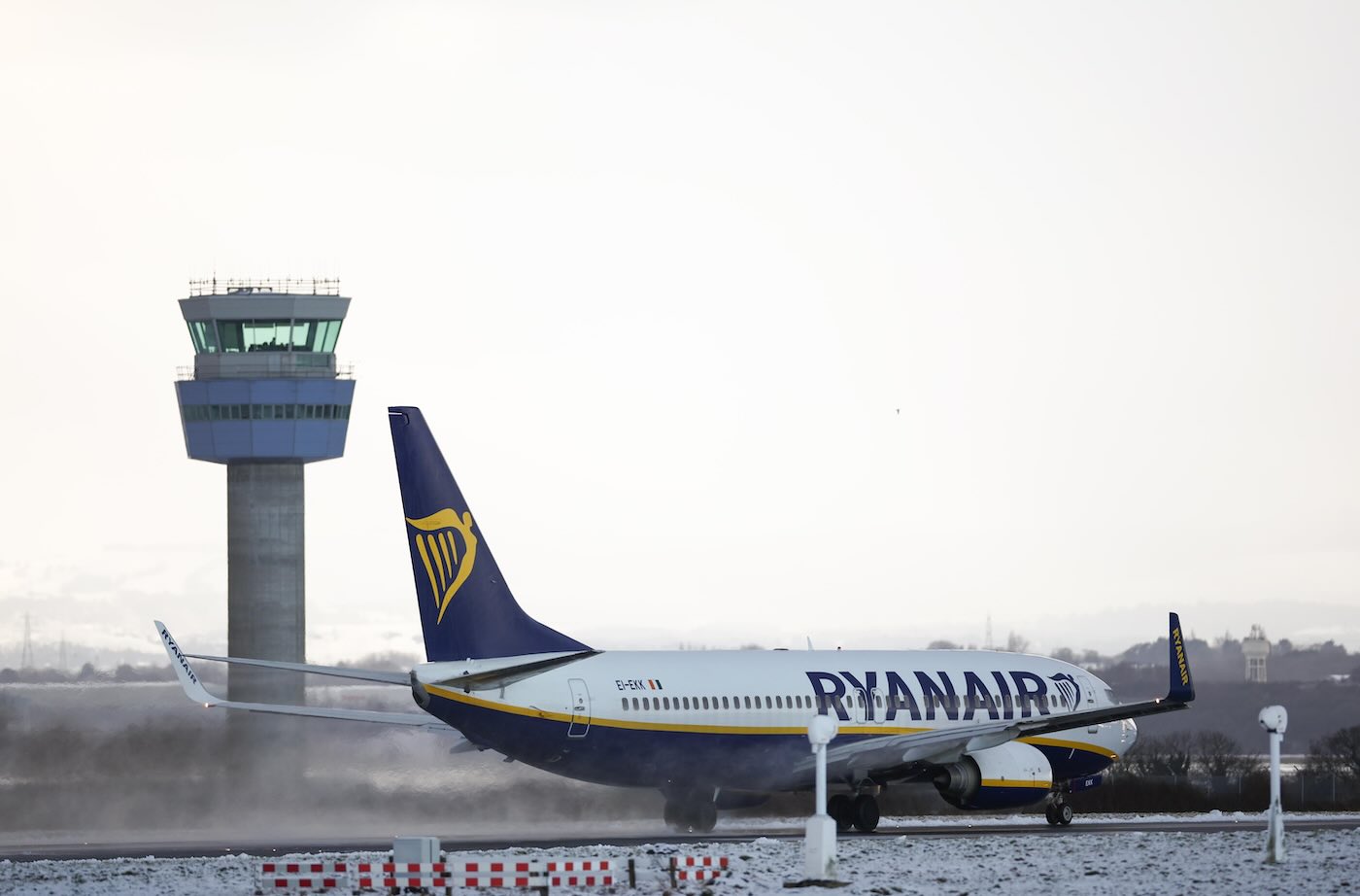 Ryanair cambia le regole sul check-in: da maggio sarà possibile farlo solo online. Multa per chi stampa la carta d’imbarco in aeroporto