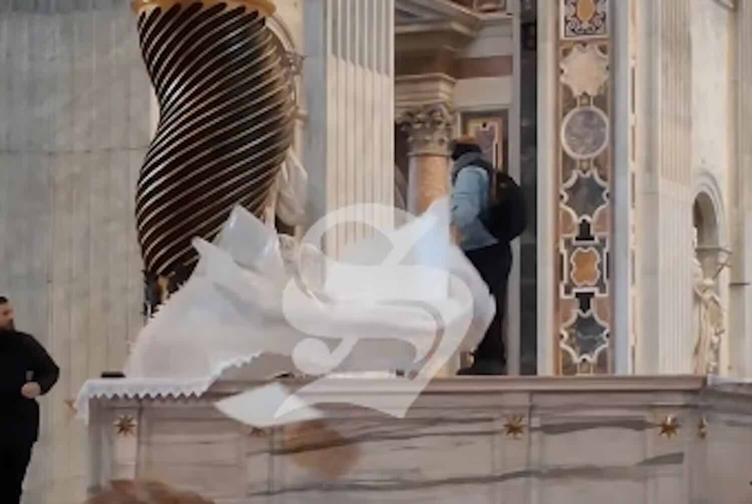 Entra a San Pietro e scatena il caos sull’altare, la falla nella sicurezza della Basilica: danni per migliaia di euro – Il video