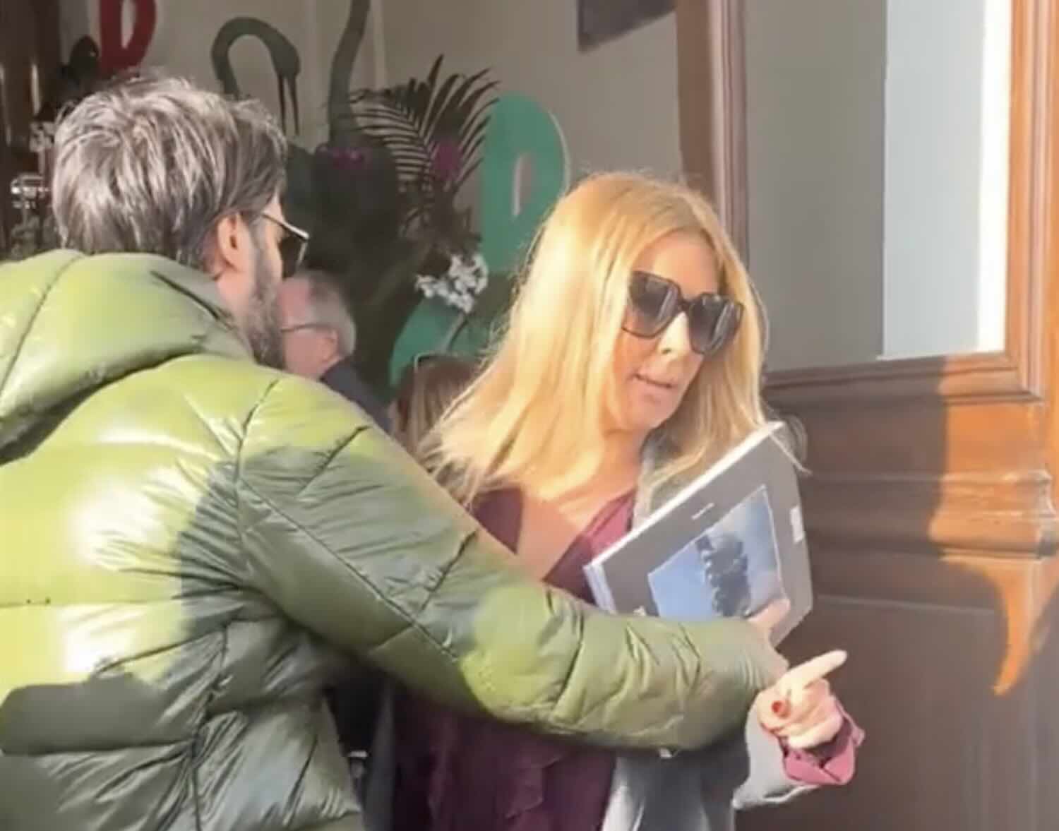 Selvaggia Lucarelli, la lite e gli insulti con la fan di Corona a Sanremo: «Fai andare la gente in galera».  – Il video