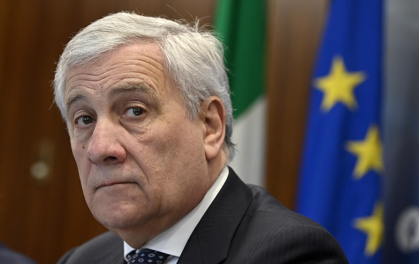 Tajani nomina un cappellano alla Farnesina per fornire «ascolto e conforto ai dipendenti». L’ironia della Cgil: «Arriveranno anche gli aruspici?»