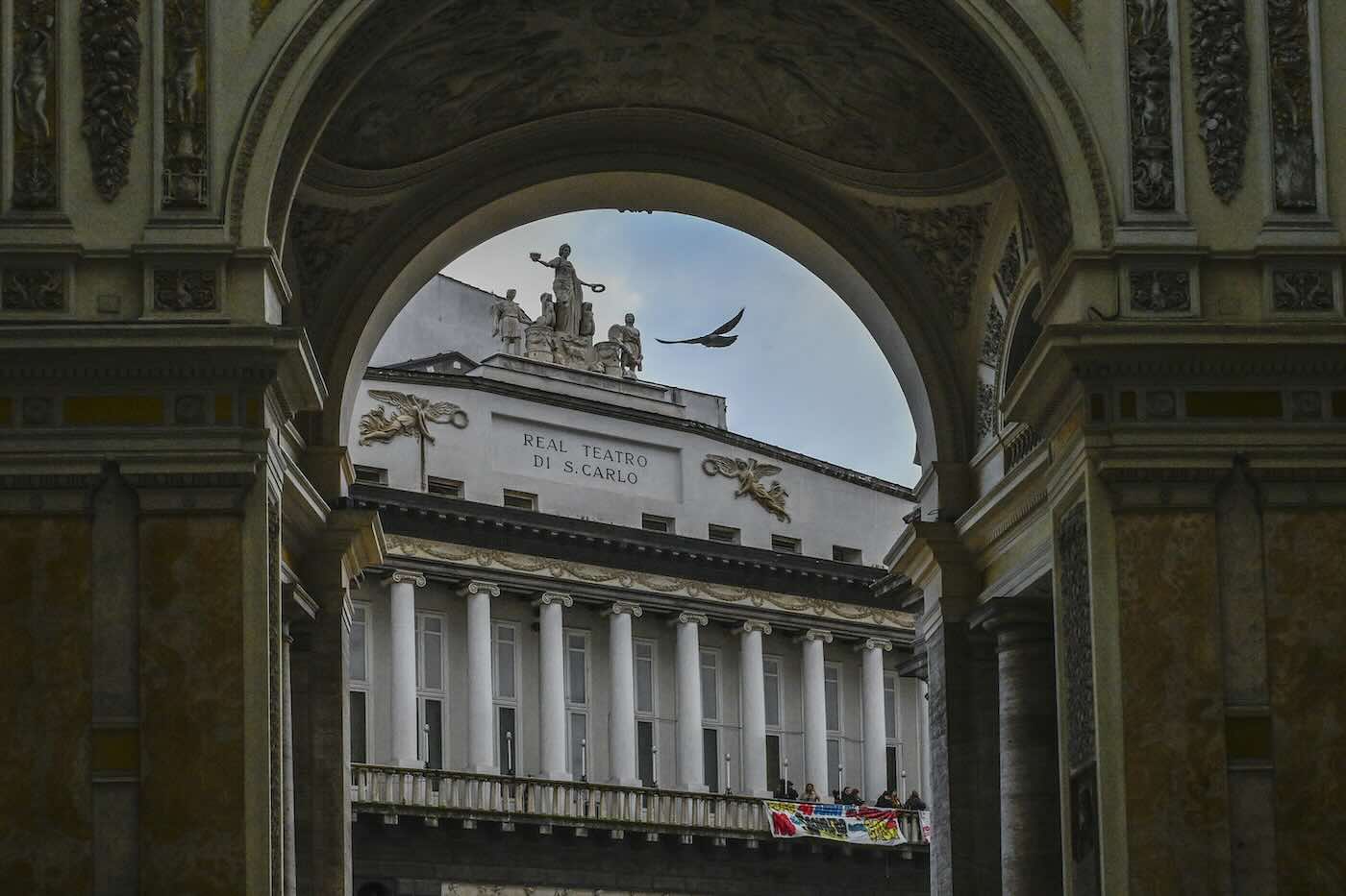 «Il coro del San Carlo? Tutti mafiosi». I coristi dello storico teatro di Napoli trascinano Edward Gardner in tribunale: «Basta con questi stereotipi»