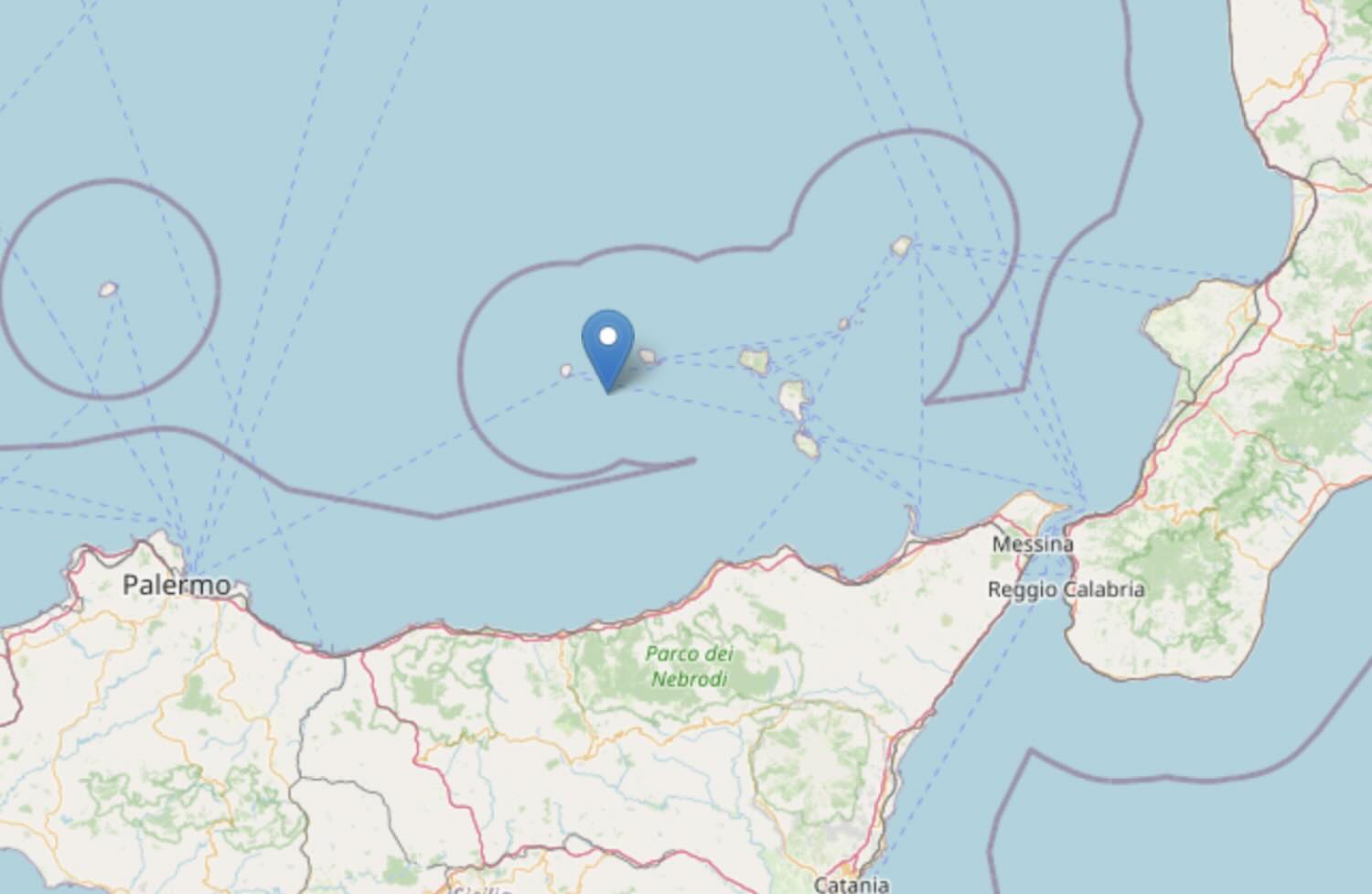 Terremoto di magnitudo 4.8 nel Messinese, forte scossa in mare vicino alle isole Eolie. Avvertita anche ai piani alti a Palermo