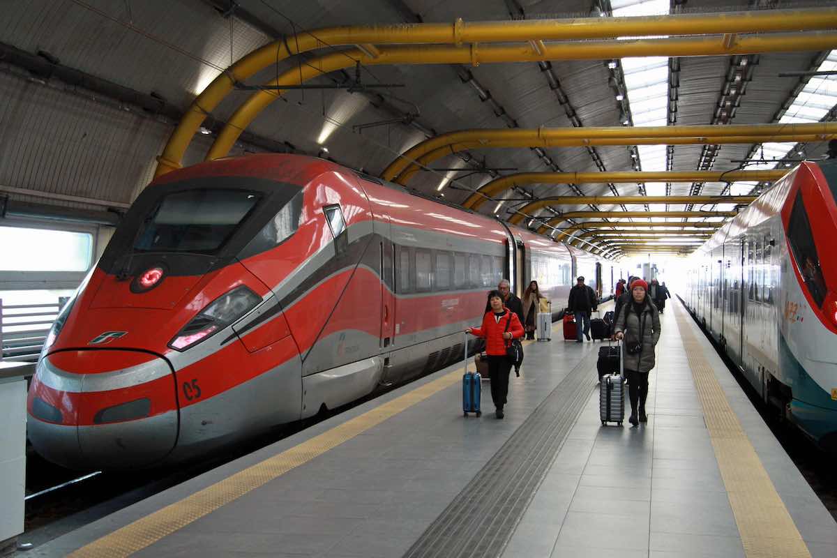 Treni Alta velocità in tilt, ritardi a valanga per un Frecciarossa fermo vicino a Bologna: fino a 3 ore di attesa. Quali treni coinvolti