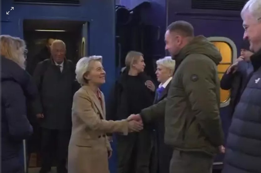 Ucraina, von der Leyen a Kiev nell’anniversario dell’invasione russa. Zelensky: «Tre anni di resistenza ed eroismo» – Il video