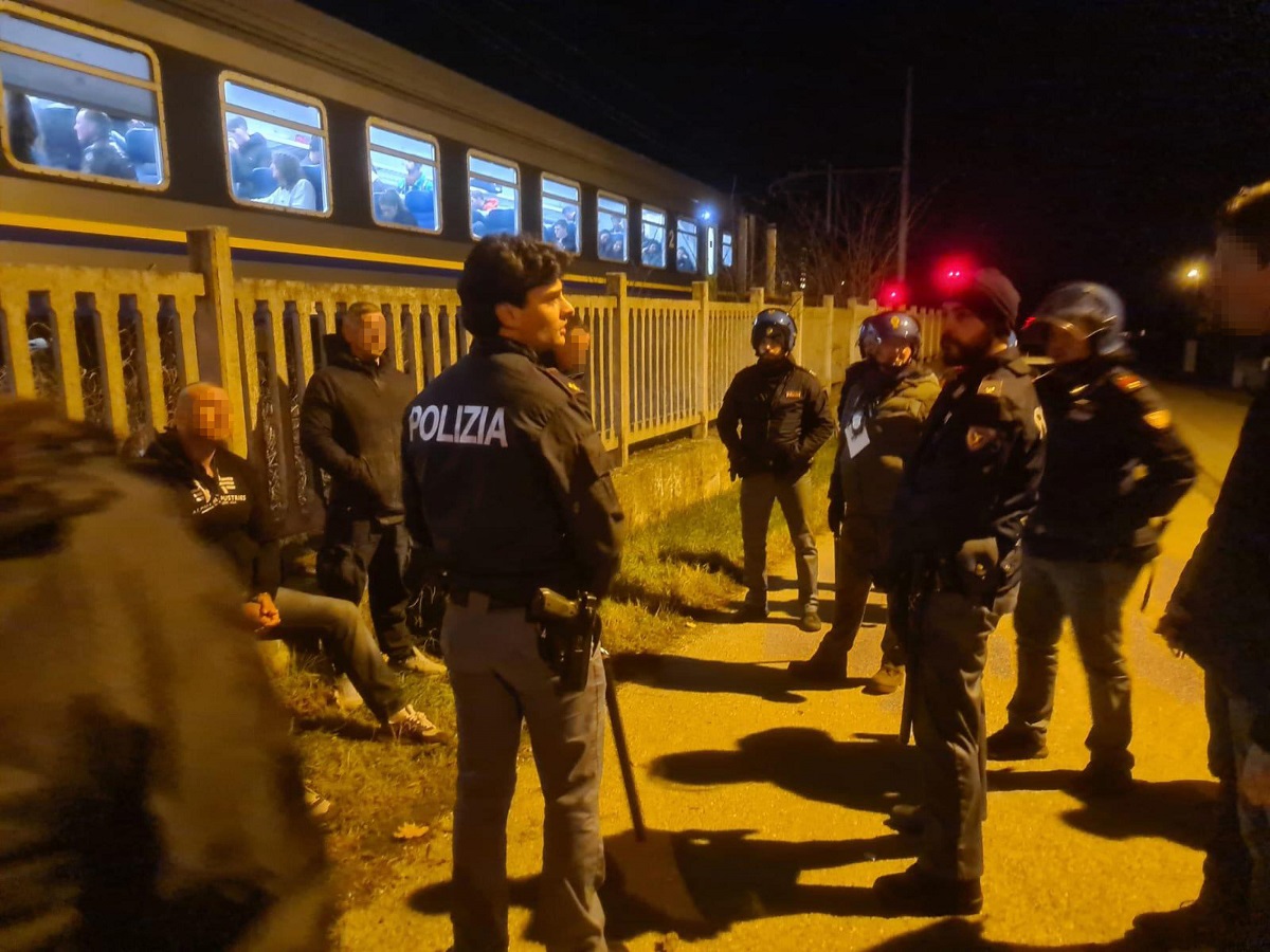 Agguato sul treno dei tifosi del Venezia, arrestati otto ultras dell’Udinese