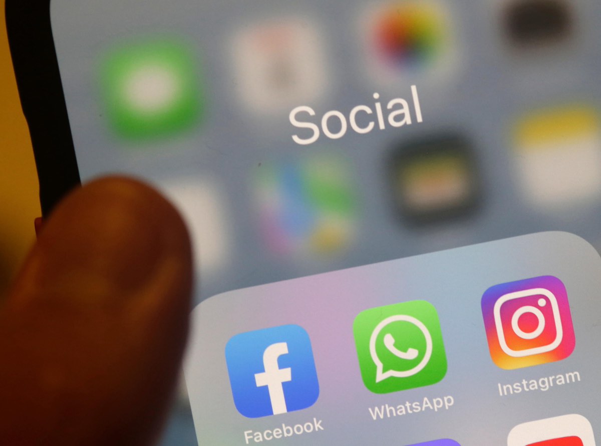 WhatsApp, Facebook e Instagram down in tutto il mondo, disservizi anche sulle reti telefoniche. Ecco cosa sta succedendo