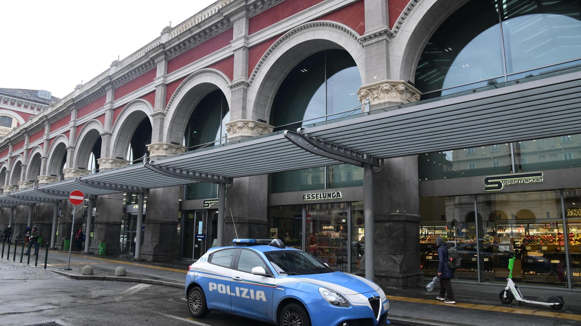 La 12enne stuprata alla stazione di Torino Porta Nuova e gli altri che la cercavano: «Un uomo telefonava sempre per invitarla»