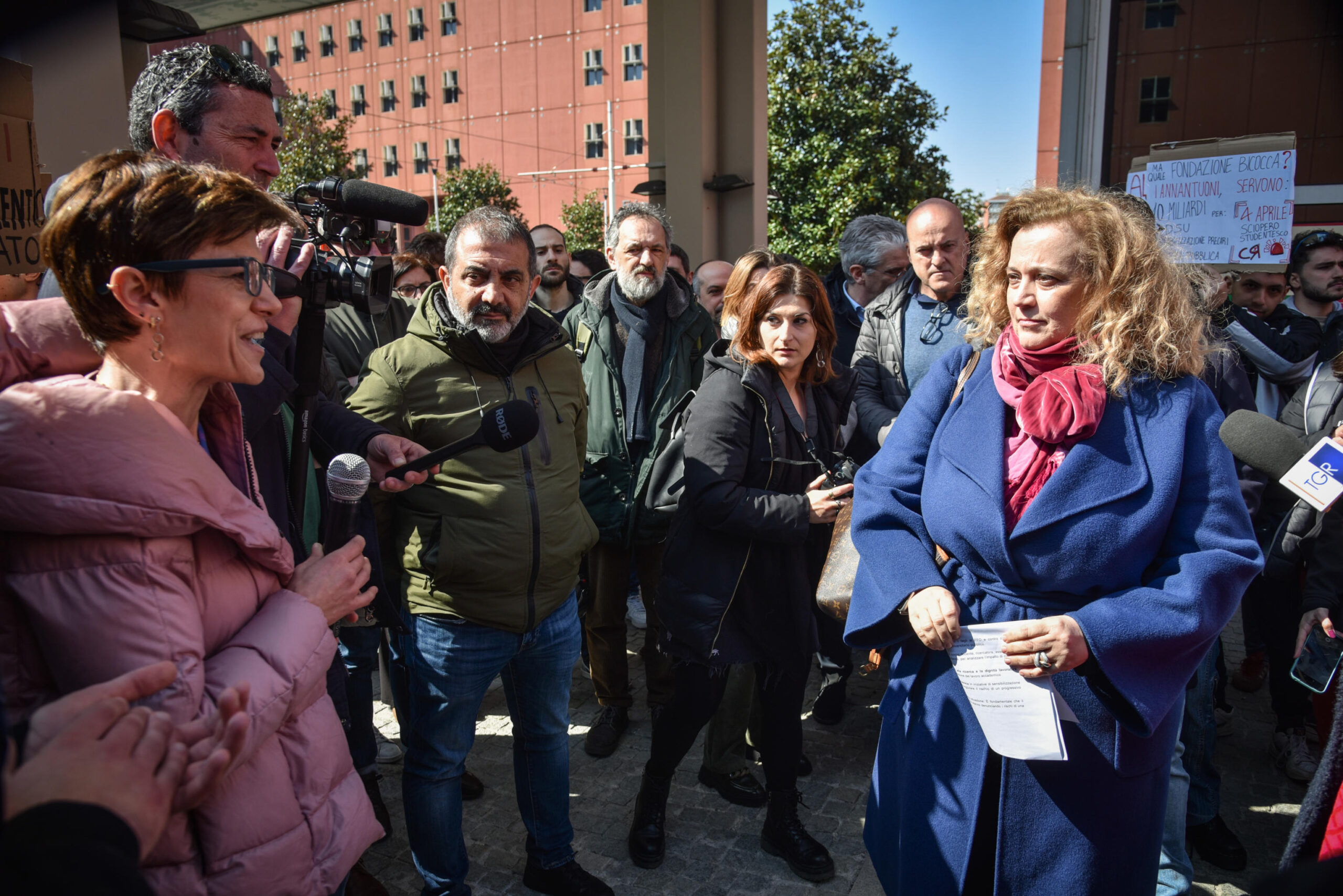 «Non mangiamo più con il ddl Bernini». Da Milano a Napoli: così i precari hanno interrotto e contestato i rettori delle università – Il video