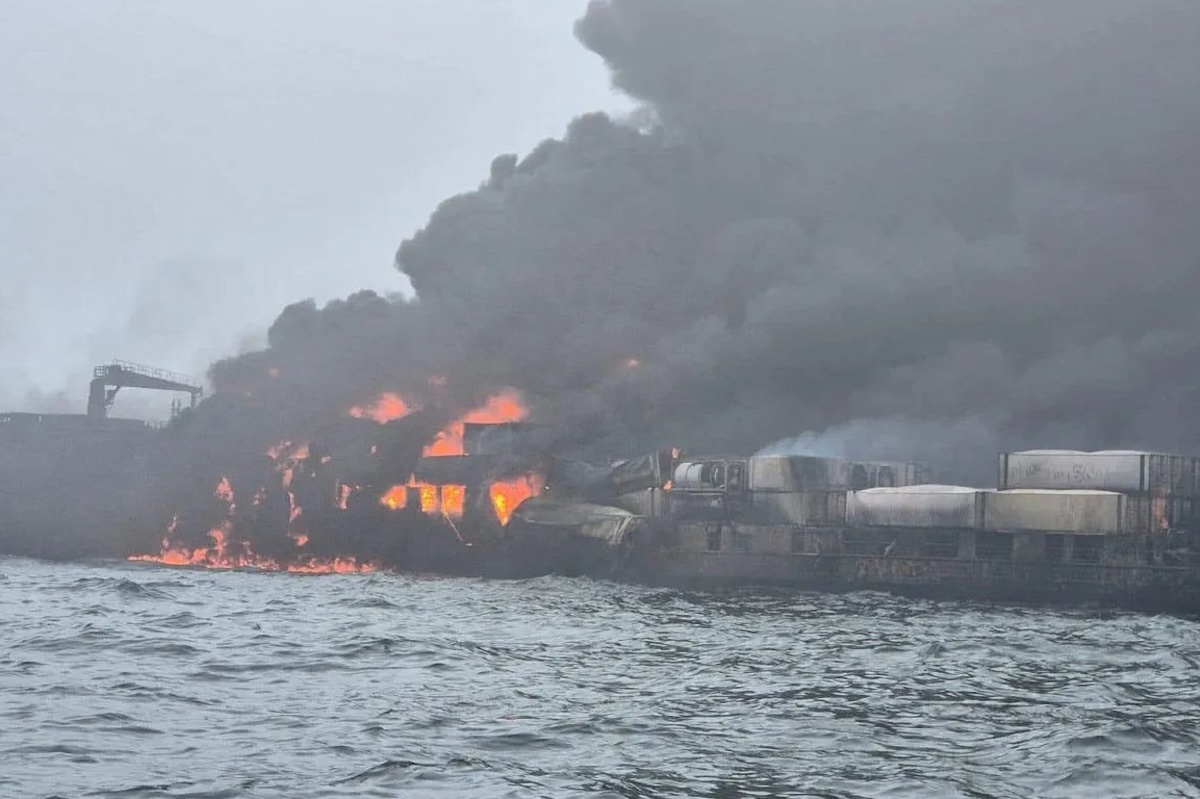 Regno Unito, collisione in mare tra petroliera e cargo: le fiamme, la nube nera, la maxi-operazione per salvare i marinai – Il video