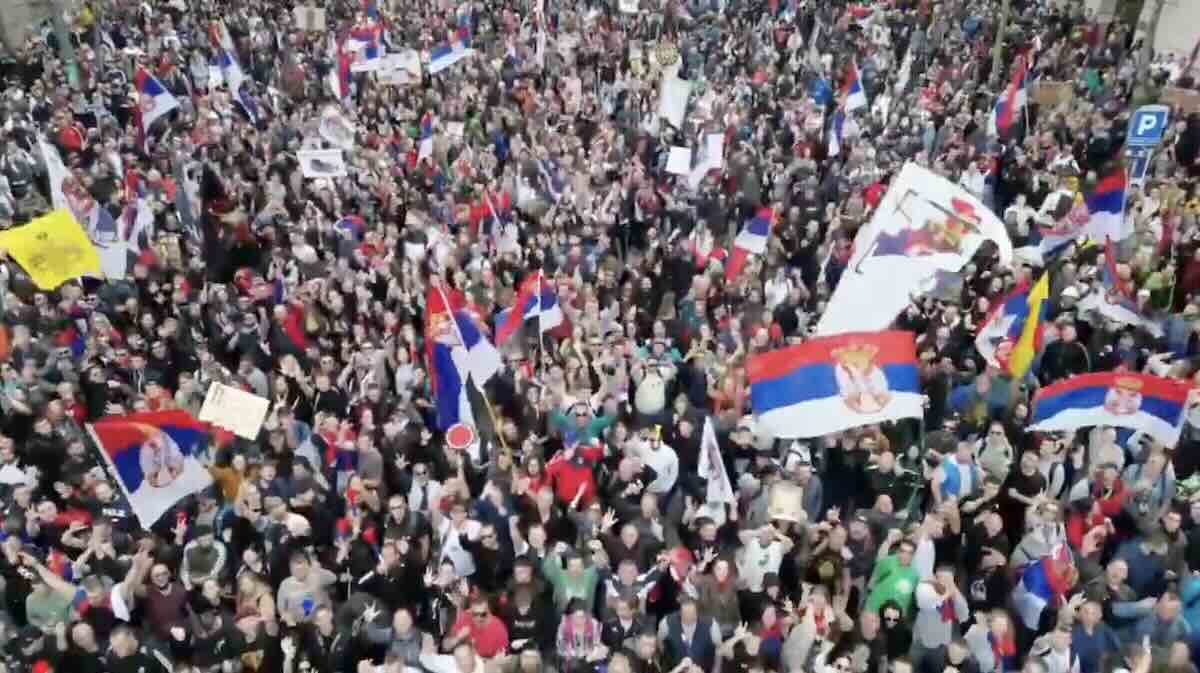 Serbia, marea umana in piazza contro il governo. Vucic sotto pressione: «Ma gli studenti hanno aggredito i nostri» – I video